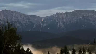 Incendiu de vegetaţie provocat de fulger în Masivul Bucegi. Intervenția de stingere, dificilă din cauza zonei abrupte