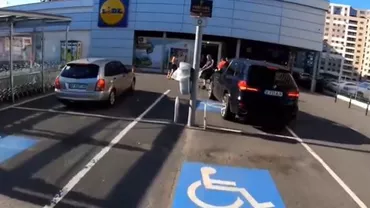 Un șofer de BMW scuipă și înjură un biciclist în parcare la Lidl (VIDEO)