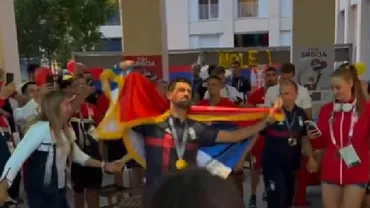 Lacrimi, hohote de râs și dans: Novak Djokovic a sărbătorit din plin medalia de aur câștigată la JO 2024 în meciul cu Carlos Alcaraz (VIDEO)