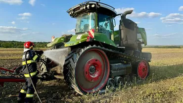 Un tractor a ars ca o torță pe un câmp din Ştefăneşti