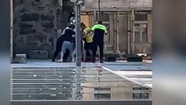Un bărbat în chiloți, încătușat de polițiști după ce a încercat să escaladeze Turnul „Sfântul Ştefan” din Baia Mare (VIDEO)