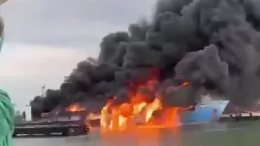 O rachetă ucraineană a scufundat un feribot rusesc plin de combustibil. Incendiu masiv în Portul Kavkaz, un punct esențial pentru aprovizionarea Peninsulei Crimeea (FOTO, VIDEO)