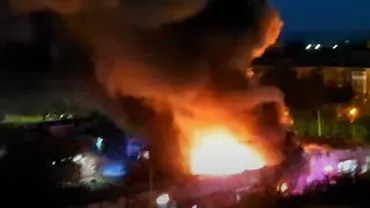 Incendiu violent la patru spații comerciale din Craiova (VIDEO)