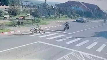 Un copil pe bicicletă a fost lovit de două motociclete pe o trecere de pietoni. Erau neînmatriculate, iar șoferii nu aveau permis (VIDEO)