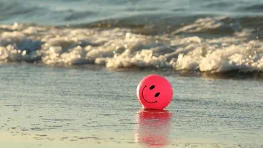 Vremea frumoasă și nefirească pentru luna ianuarie i-a îndemnat pe unii români să facă prima baie în mare: „E prea frumos”