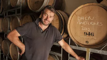 Povestea australianului Mark Haisma, vinificator de renume mondial, îndrăgostit de vinul care se face în Dealul Mare, unde se află Crama Dagon