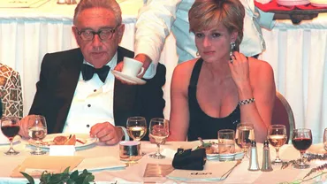 Prințesa Diana a refuzat să poarte roz și „a smuls corsetul” unei rochii, spune designerul John Galliano