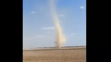 Fenomen neobișnuit în Oradea. Un vârtej de praf care semăna cu o tornadă a fost surprins (VIDEO)