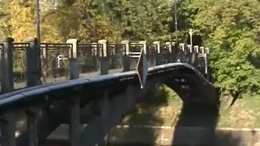 Pasarela Îndrăgostiților din Timișoara, la un pas de prăbușire. Este traversată de sute de oameni