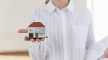 Povestea româncei care a ajuns agent imobiliar pentru Leo Messi. Visează să se întoarcă acasă, la Brașov