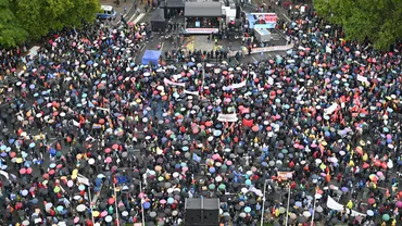 Zeci de mii de oameni au protestat împotriva extremei drepte și partidului CDU care s-a aliat cu AfD, la Berlin