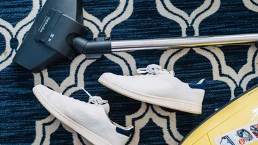 Cei care scutură covoarele de pe balconul blocurilor pot fi amendați. Cât este sancțiunea