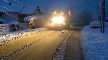 Peste 60 de utilaje de deszăpezire au intervenit pe drumurile naţionale din Suceava, după ninsorile abundente din cursul nopţii (VIDEO)