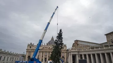 Vaticanul se pregăteşte de Crăciun! Un brad de 29 de metri a fost montat în Piața San Pietro