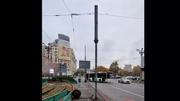 Stâlpul de iluminat care a căzut peste un tramvai, în București, a fost montat la loc, dar cu susul în jos (FOTO)