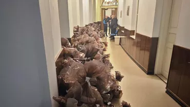 Allen Coliban (USR) publică o fotografie cu sacii de voturi care trebuie renumărate în Brașov și îndeamnă oamenii să vină în fața prefecturii