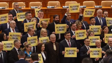 Deputații AUR au purtat pancarte de protest cu mesajul ”Alegeri libere” la prima ședință de plen a noului parlament