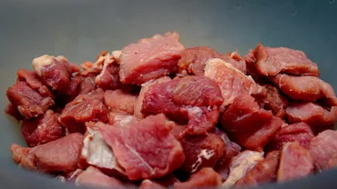 Cum ne-am schimbat: nu mai tăiem porcul în curte, dar ne preparăm în continuare bunătățile din carne de porc acasă