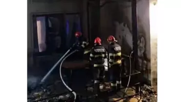 Incendiu puternic la un liceu din Suceava. Totul a pornit de la o ţigară aruncată neglijent (VIDEO)