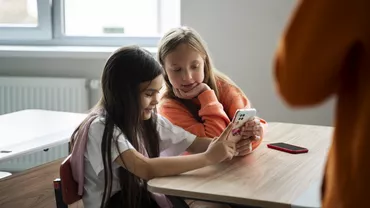 Le este sau nu permis profesorilor să confiște telefoanele elevilor? Copiii vin și cu câte două dispozitive la școală