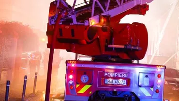 Doi bărbați au dat foc unei mașini parcate lângă un bloc, în Orăștie. Camerele de supraveghere au surprins momentul