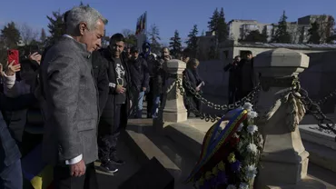 „Semn divin” pentru susținătorii lui Călin Georgescu: Momentul în care a apărut pe cer un stol de păsări, când acesta depunea o coroană: Să danseze, așa, porumbeii, nu am mai văzut (VIDEO)