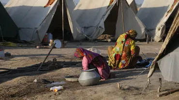 Pakistan: Două surori și-au ars de viu tatăl care le violase. Ele au fost arestate