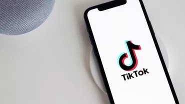 Pericolele ascunse ale trendurilor de pe TikTok pentru tratarea gușei, acneei sau ridurilor. Specialiștii trag un semnal de alarmă. „Se mint ei însuşi făcând asta”