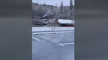 Pericolul înghețat din Brașov. Localnicii patinează pe un lac înghețat