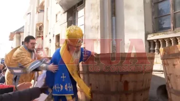 ÎPS Teodosie s-a împiedicat şi era să cadă în timpul slujbei de sfinţire a apei pentru Bobotează (VIDEO)