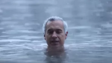 Provocare virală în rândul susținătorilor lui Călin Georgescu. De ce au început să meargă dezbrăcați prin zăpadă: „Nu-mi este frig, simt puterea” (VIDEO)