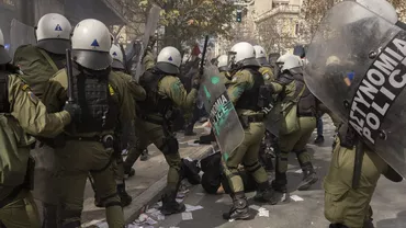 Proteste violente în Grecia. Sute de mii de oameni au ieșit în stradă, la doi ani de la catastrofa feroviară, pentru a cere dreptate