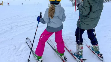 Vacanța școlară a aglomerat stațiunile montane. Pârtiile și hotelurile funcționează la capacitate maximă