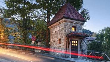 Cea mai mică locuință de vacanță din România. Un fost transformator electric din Sinaia a devenit casă (FOTO)