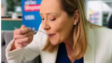 Elena Lasconi s-a filmat în timp ce mânca o supă cu tot cu panseluțele de decor: „Nu prea pot să înghit crinii şi trandafirii” (VIDEO)