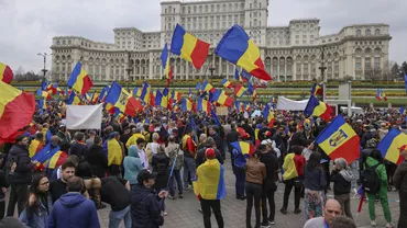 Incidente la protestul organizat de ziua lui Călin Georgescu. Jandarmii au scos din mulțime doi bărbați. Unul era cu mandat de aducere, iar altul cu drapel legionar