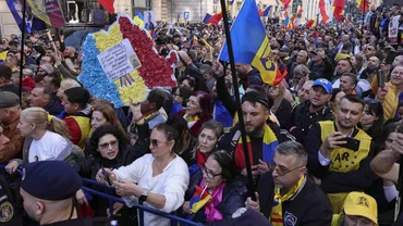 Câteva sute de protestatari ai lui Călin Georgescu, în faţa CCR. Jandarmii, în alertă în urma protestelor violente (VIDEO)