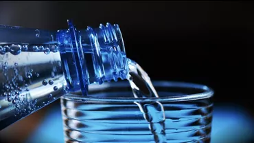 Apa pe care o bei conține plastic! Cercetătorii au descoperit o metodă simplă de a-l elimina