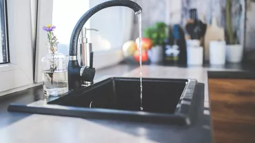 Stațiune montană cunoscută, rămasă fără apă potabilă. Localnic: „Apa zici că e cafea”