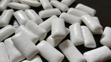 Ce ascunde guma de mestecat? Cercetătorii au descoperit sute de particule de microplastic  care ajung direct în corpul tău