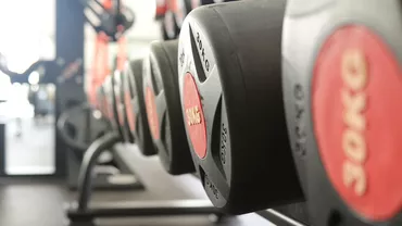 Tragedie într-o sală de sport! Un student de 21 de ani a murit strivit de o bară de greutăți
