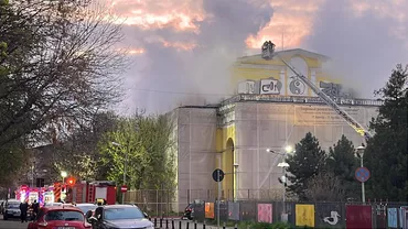 Incendiu de proporții în inima Capitalei! Flăcările au cuprins clădirea Teatrului Masca