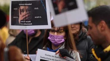 Păgubiții Nordis protestează în fața sediului DNA. Aceștia cer anchete ample, inclusiv anchetarea lui Marcel Ciolacu și a altor politicieni care ar fi primit diverse foloase (VIDEO)