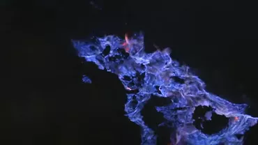 Fenomen spectaculos în Indonezia: Lava albastră a vulcanului Kawah Ijen, descoperită de doi români curajoși