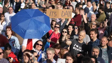 Mii de oameni la manifestația organizată de Nicușor Dan: „E despre uniune, despre reconstrucţie, despre speranţă” (VIDEO, FOTO)