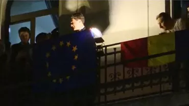 Nicuşor Dan a salutat de la balcon mulţimea adunată în centrul Capitalei pentru a sărbători apropiata victorie a acestuia în alegerile prezidenţiale (VIDEO)