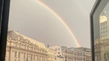 Ploaie de vară în ziua finalei prezidențiale. Curcubeul s-a ridicat deasupra Bucureștiului