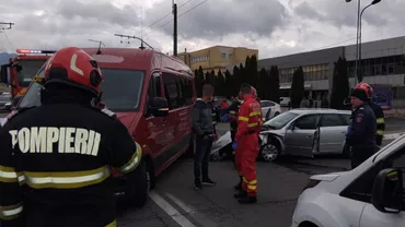 Accident grav în Brașov! Nouă răniți, dintre care șase copii, în urma coliziunii dintre un microbuz și un autoturism