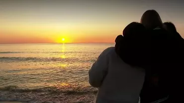 Cum se distrează tinerii în Vama Veche, în vacanța de 1 Mai: „Mâncarea e fudulie, băutura-i temelieee” / Altfel de petreceri în Mamaia: „Poate 1.000 – 1.500 euro. Nu e așa mult”