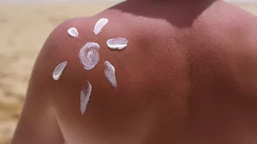 Greșeala pe care o fac mulți când folosesc crema de protecție solară. Ce spun dermatologii